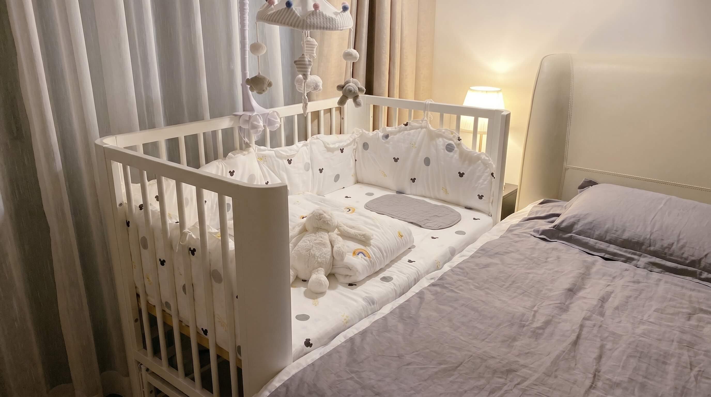 Приставная кроватка рядом с родительской кроватью